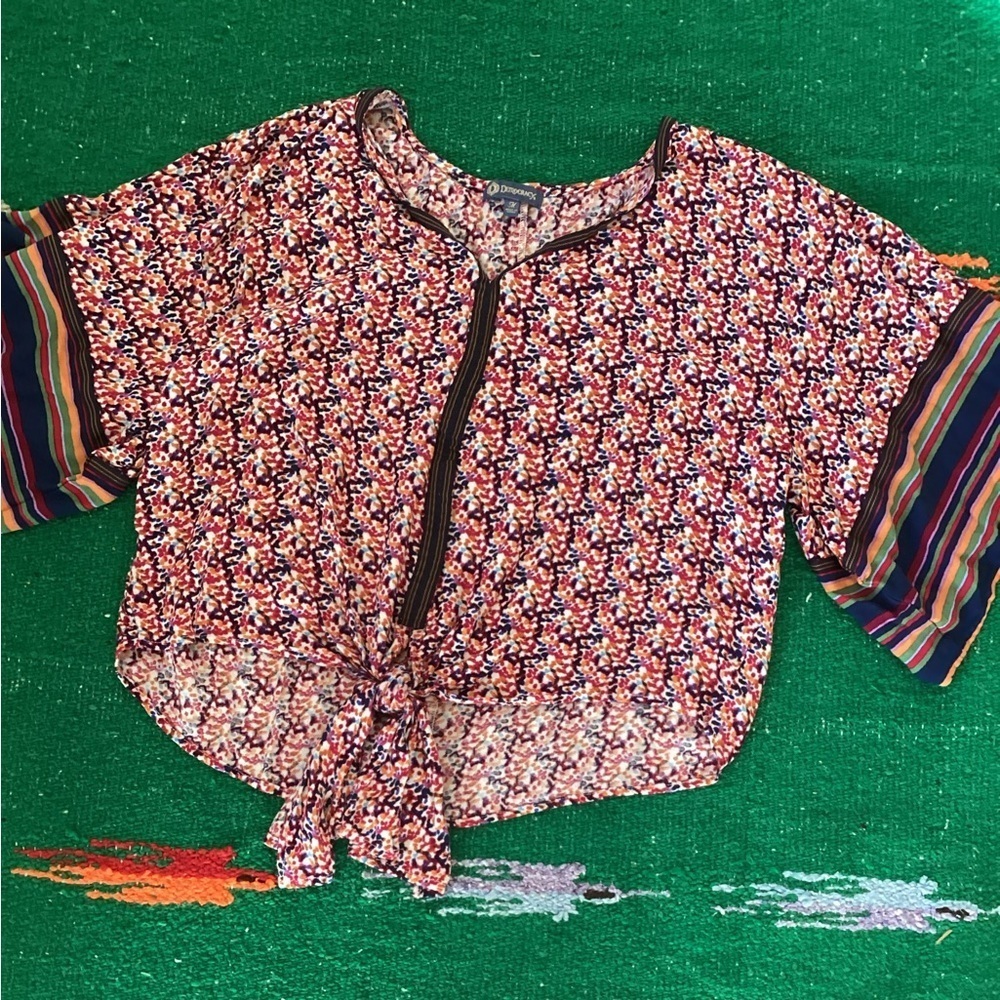 Democracy tie waist top-SZ M
Pit to pit 21”
Length 20” - Picture 1 of 3